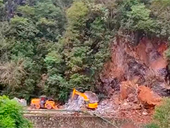 湖北巴东暴雨导致道路边坡垮塌 交通中断