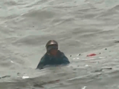 江苏连云港 惊涛骇浪勇出手 市民勇救落海者