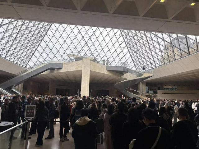 法国巴黎卢浮宫发生抢劫事件