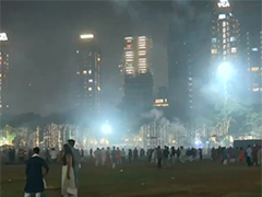 印度孟买举行排灯节烟花秀 新德里空气污染加剧