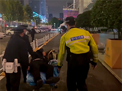 武汉民警返程途中遇求救 7分钟将患者紧急送医