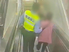武汉老人乘扶手电梯摔倒 辅警迅速救人