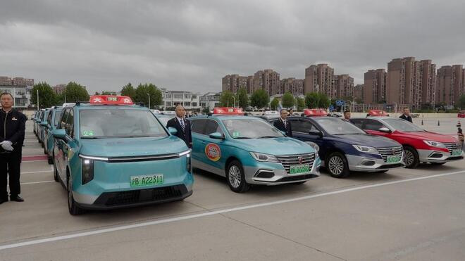 进博会出租车保障车队"上新" 七人座纯电车带来全新出行体验