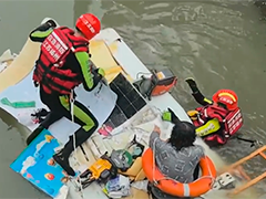 江苏扬州房车坠河人被困 市民消防合力营救