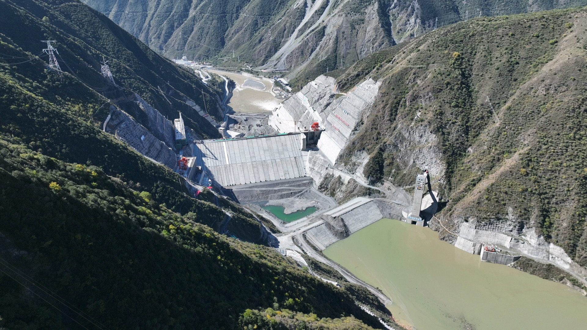 大渡河金川水电站成功下闸蓄水