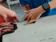 江西上饶 书桌掏洞 学生手指被卡