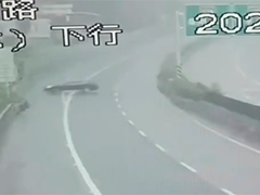 G78汕昆高速广西段雨天道路积水 小车失控险象环生