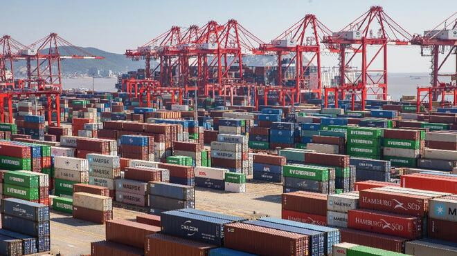 第八届进博会临近 上海港迎展品入境高峰