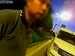 客车严重超载 民警依法查处