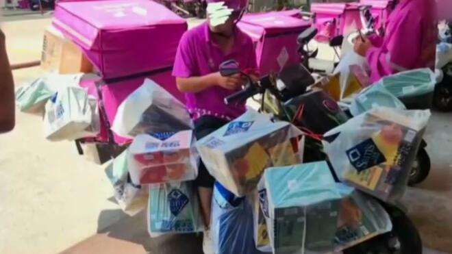 配送员被大件商品"淹没"?山姆回应:正在改