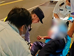男子被蜂蜇伤昏迷 警民联手紧急救援