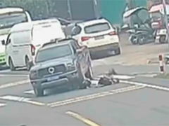 江西赣州女子被卷车底 众人合力抬车