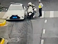 孕妇突发出血 交警开启"绿波"护送就医
