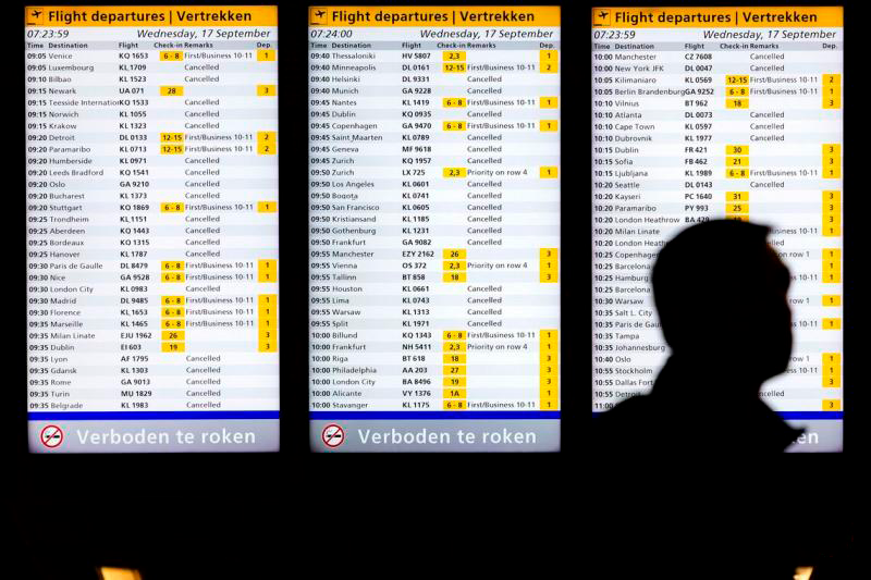 荷兰遭风暴袭击 航空铁路交通受阻