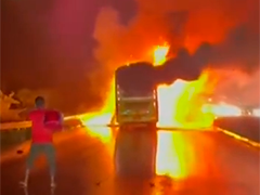 印度客车起火致20人丧生 警方称系肇事摩托车司机酒驾所致