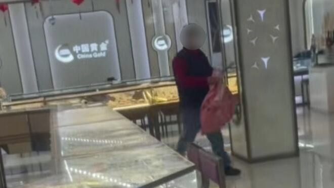 打砸金饰店柜台 一男子被依法刑拘
