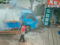 广东惠州货车行驶中起火 路边店主热心救援