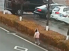 吉林长白山:女童独自雪中奔跑 民警护送母女团圆