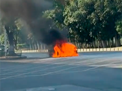 江西南昌:小车街头突发自燃 车主及时逃生