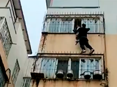 河南开封:外卖小哥徒手攀楼 勇救5楼卡窗男童