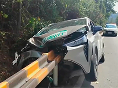 贵州黔东南州 疲劳驾驶酿车祸 司机打盹撞护栏