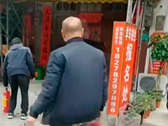 广西鹿寨:路边店铺突然起火 隔壁老板踹门灭火