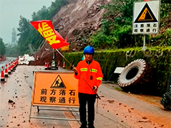 云南昭通山体塌方 公路养护工上演"生死拦截"