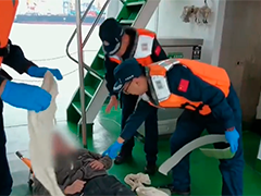 江苏连云港 海警连救两名受伤渔民 打通生命通道