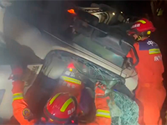 陕西延安 水泥罐车侧翻司机被困 消防紧急救援