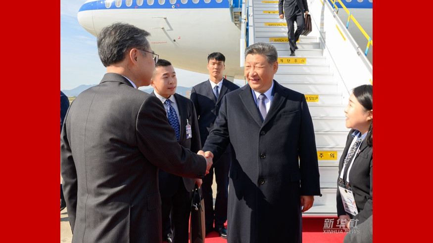 习近平抵达韩国出席亚太经合组织第三十二次领导人非正式会议并对韩国进行国事访问