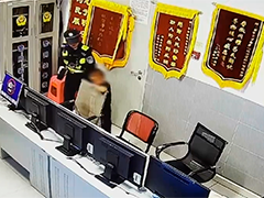 南宁男孩与家长走散 警员化身"临时家长"