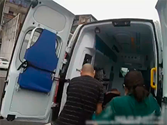 湖北长阳 男子突发中风 民警紧急开锁救助