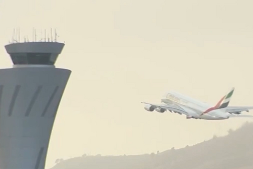 美国一架客机在佛州紧急迫降 多名乘客受伤