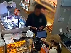 男子借问价格"套路"收银员 多家店铺上当受骗