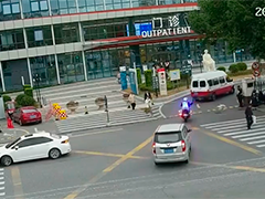 工人颈部被割伤 交警开道抢时间