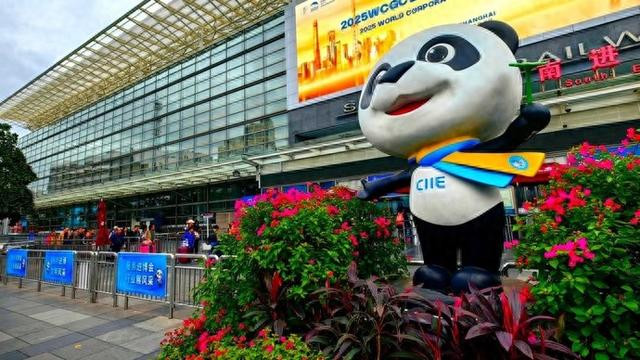 上海"进博直通车"发车 市中心"保税仓直通展会