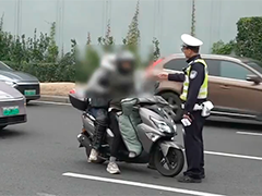 北京:为走非机动车道想歪招 遮挡号牌代价大