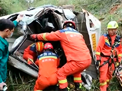 重庆水泥罐车坠落山崖 消防员破拆救人