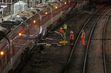 英国火车持刀袭击事件致2人生命垂危