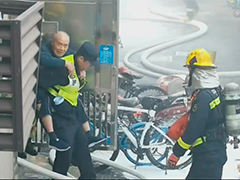 上海居民楼起火 民警逆行背出老人