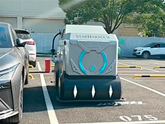 上海方便新能源车补能 停车场试点充电机器人