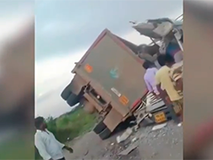 印度特伦甘纳邦发生严重车祸 造成数十人死伤