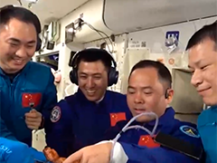 中国空间站 "太空厨房"用上新装备 航天员烧烤吃播