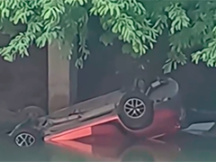 小车冲入河道 热心市民破窗施救