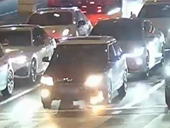 轿车底盘突然冒火 辅警果断出手化解险情