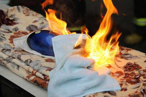 电热毯使用时烧焦 及时处置化险为夷