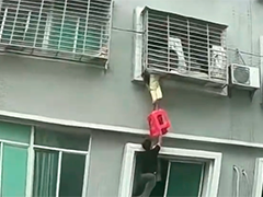 福建晋江女童被卡7楼防盗窗外 众人合力成功救援