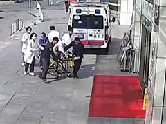 武汉女子医院内心脏骤停倒地 众人合力救援