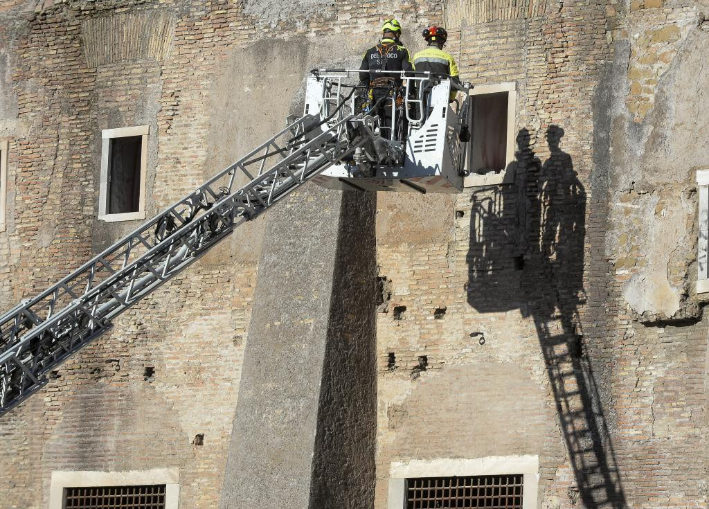 罗马市一座中世纪塔楼部分坍塌 一人重伤