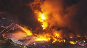 美国肯塔基州一机场发生货机坠毁事故